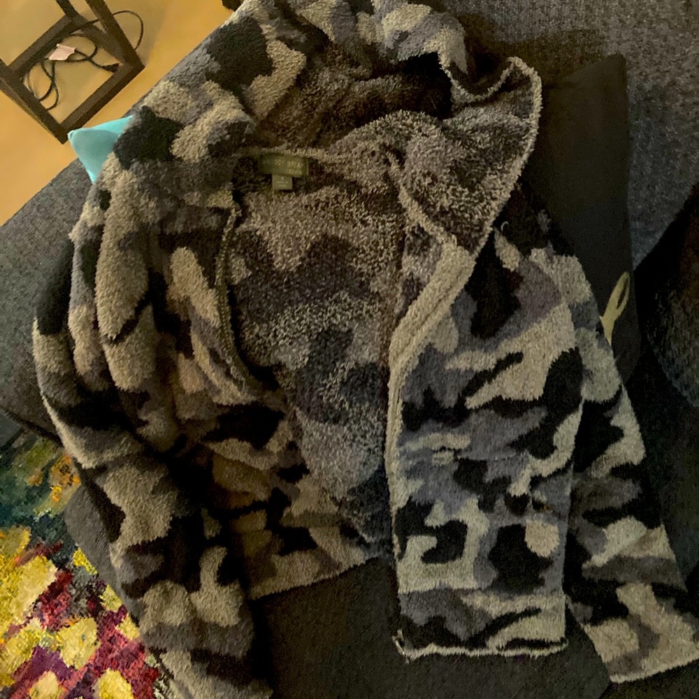 Size S EUC Barefoot Dreams Camo Zip up